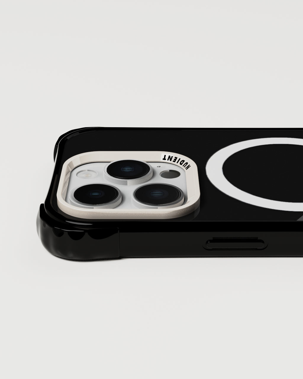 フォームでこぼこのケース