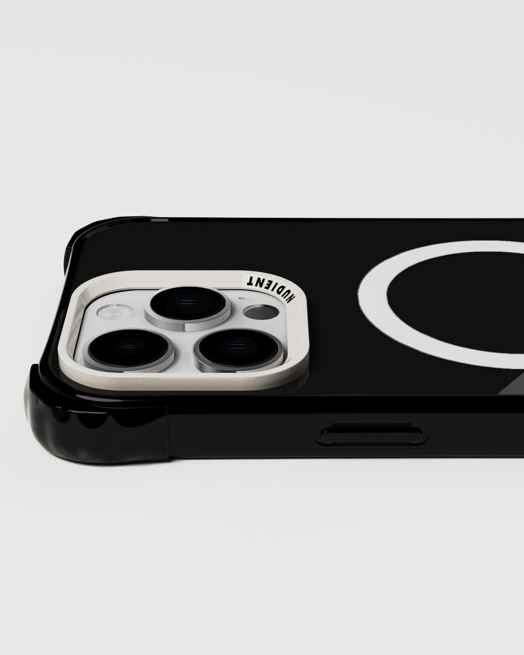 フォームでこぼこのケース