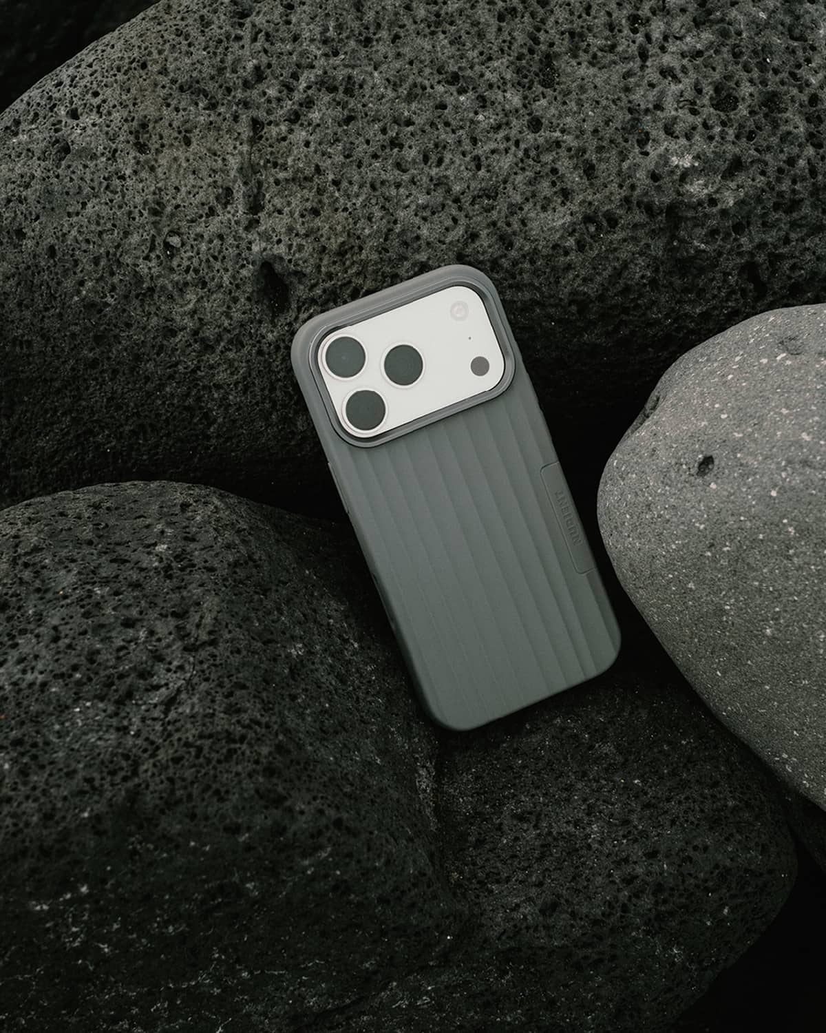 iPhone 16 Pro ボールドケース – NUDIENT